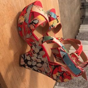 Fabric print wedge shoes